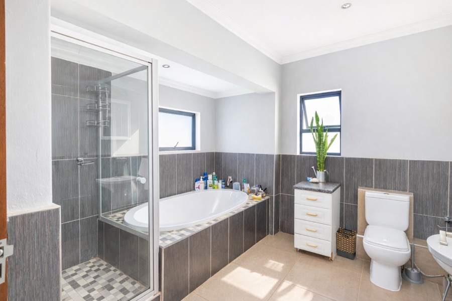5 Bedroom Property for Sale in Xanadu Eco Park North West